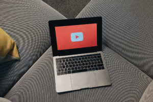 YouTube - MacBook Pro - Logo auf Display